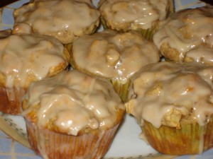 These glazed apple muffins are better then cinnamon buns, I promise.